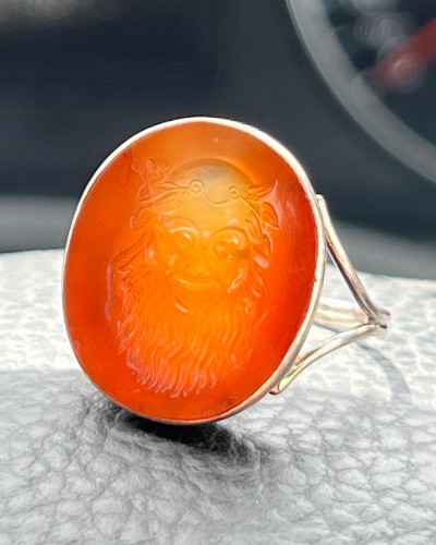 Antiquités - Georgian gold ring with a carnelian intaglio of Silenus. Italian, 18th cent