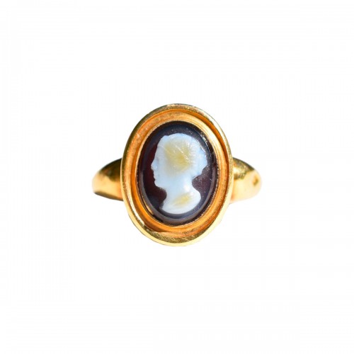 Gold Ring With An Agate Cameo Of A Woman. Italian, 18th Century.