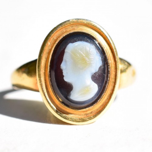 Bijouterie, Joaillerie  - Bague en or avec un camée d'agate d'une femme