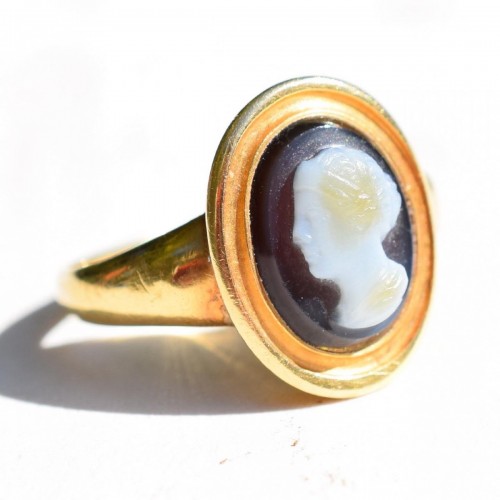 Gold Ring With An Agate Cameo Of A Woman. Italian, 18th Century. - 