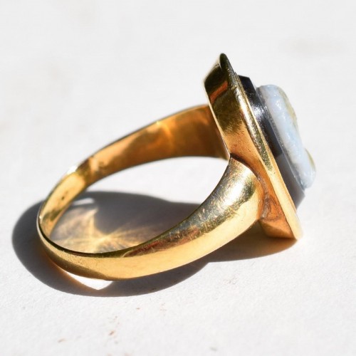 XVIIIe siècle - Bague en or avec un camée d'agate d'une femme