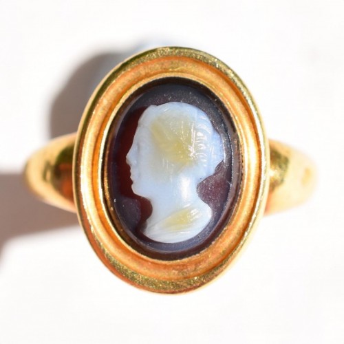 Gold Ring With An Agate Cameo Of A Woman. Italian, 18th Century. - 