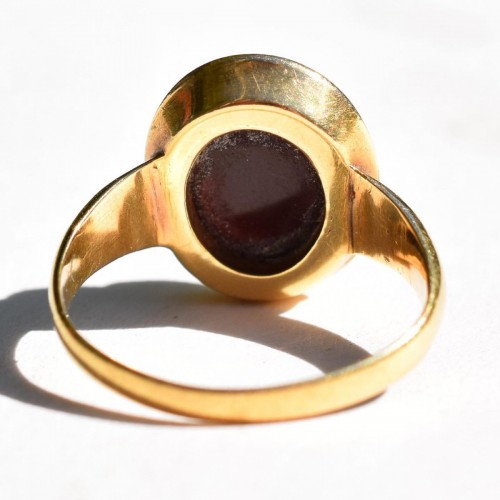  - Bague en or avec un camée d'agate d'une femme