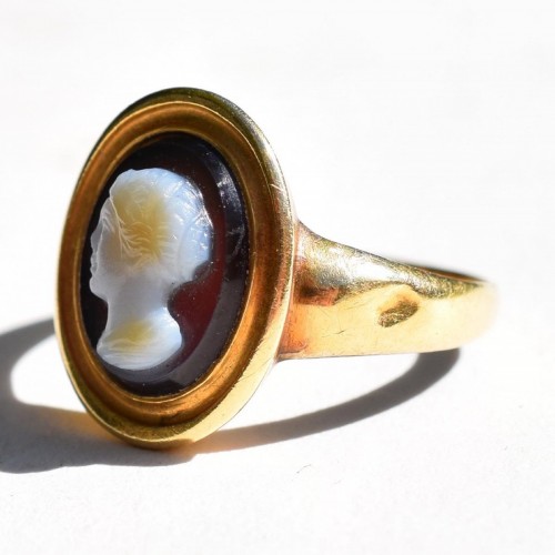 Antiquités - Gold Ring With An Agate Cameo Of A Woman. Italian, 18th Century.