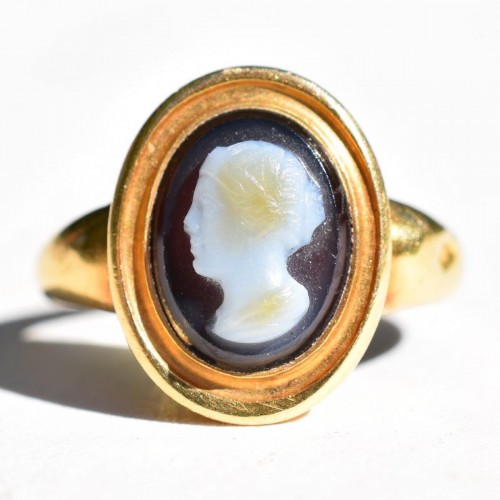 Antiquités - Gold Ring With An Agate Cameo Of A Woman. Italian, 18th Century.