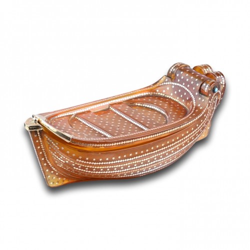 Blonde tortoiseshell snuff box in the form a ship - Objects of Vertu Style 