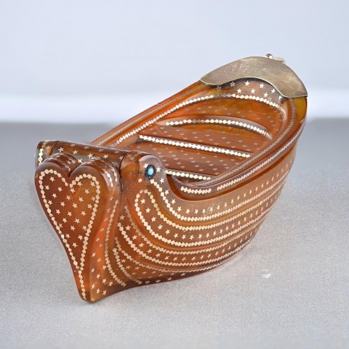 Blonde tortoiseshell snuff box in the form a ship - 