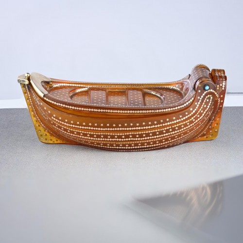 Blonde tortoiseshell snuff box in the form a ship - 