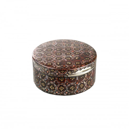 Lacquer and mother of pearl snuff box