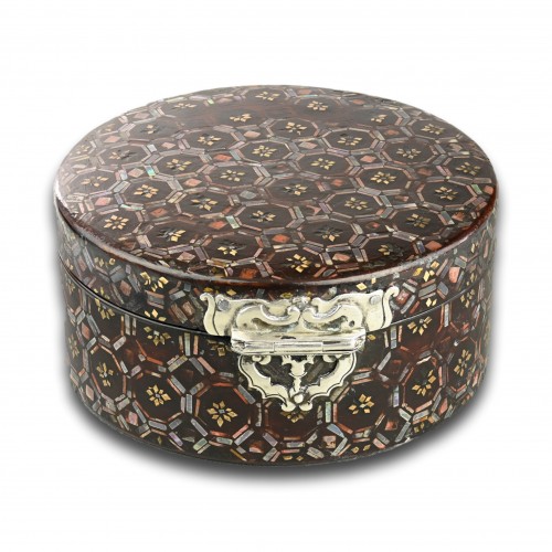 Lacquer and mother of pearl snuff box - 