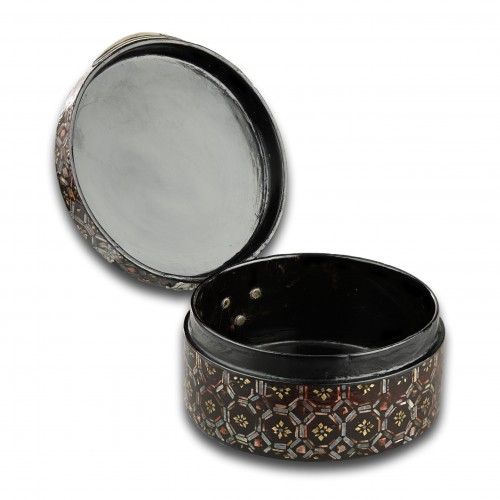 18th century - Lacquer and mother of pearl snuff box