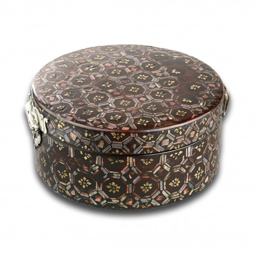 Lacquer and mother of pearl snuff box - 