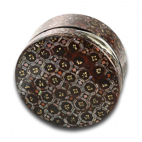  - Lacquer and mother of pearl snuff box