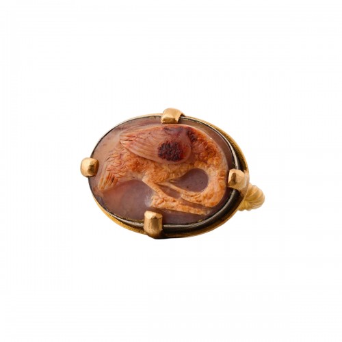 Gold ring with a sardonyx cameo of a bird