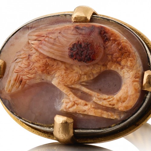 Gold ring with a sardonyx cameo of a bird - Antique Jewellery Style 