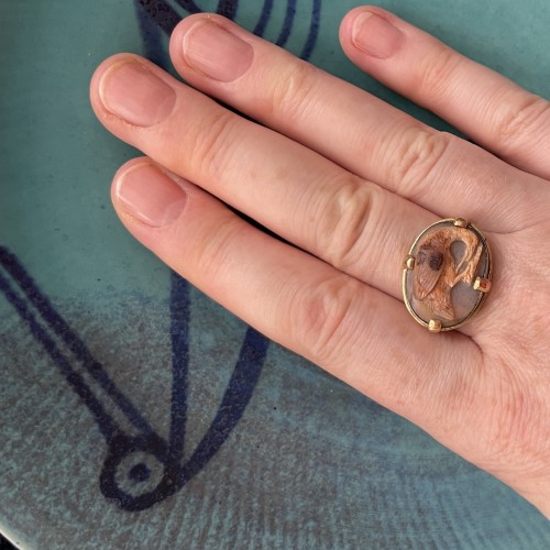 11th to 15th century - Gold ring with a sardonyx cameo of a bird