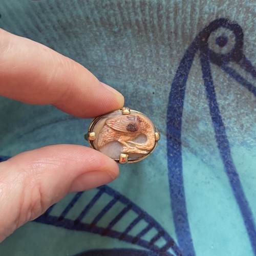 Gold ring with a sardonyx cameo of a bird - 