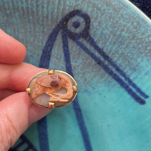  - Gold ring with a sardonyx cameo of a bird