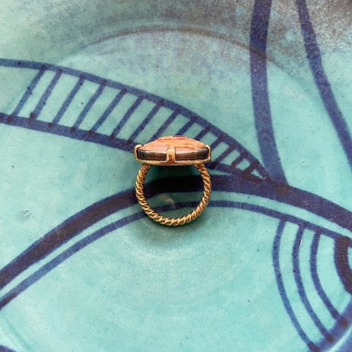 Antiquités - Gold ring with a sardonyx cameo of a bird