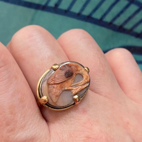 Antiquités - Gold ring with a sardonyx cameo of a bird