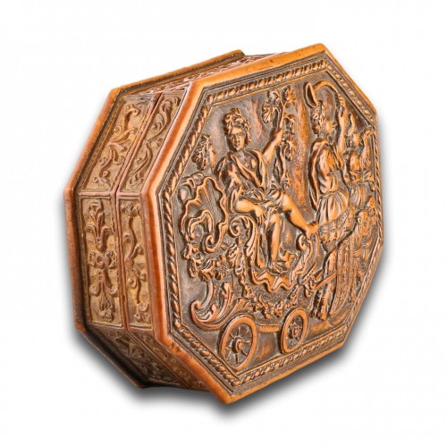 Antiquités - Exceptional boxwood snuff box with allegories of Summer