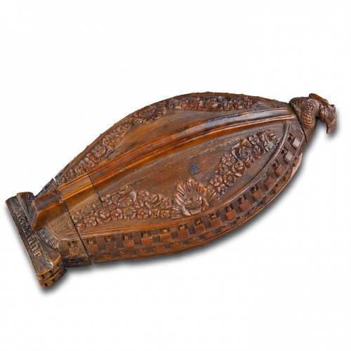 Coquilla ship form snuff box - 