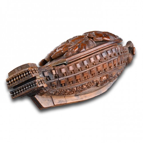 Antiquités - Coquilla ship form snuff box