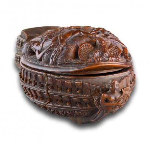 Antiquités - Coquilla ship form snuff box