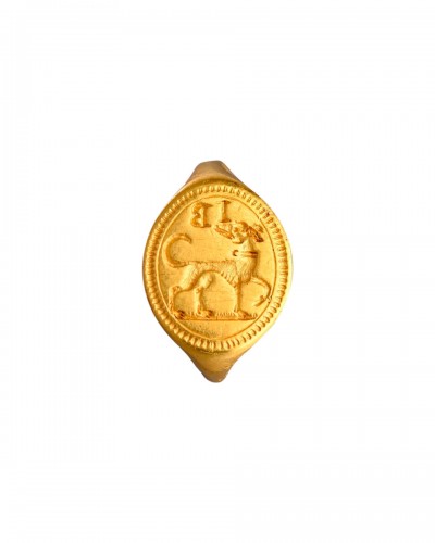 Gold signet ring engraved with a faithful hound