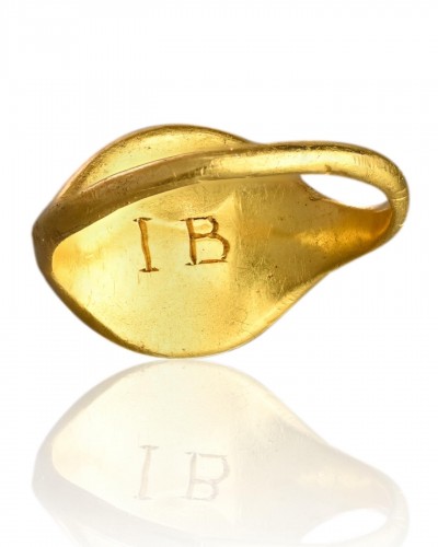 Gold signet ring engraved with a faithful hound - Antique Jewellery Style 