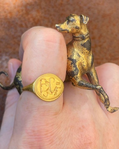 Bijouterie, Joaillerie  - Chevalière en or gravée d'un chien fidèle
