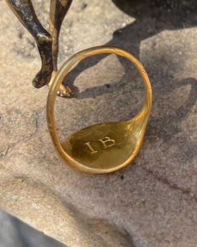 Gold signet ring engraved with a faithful hound - 