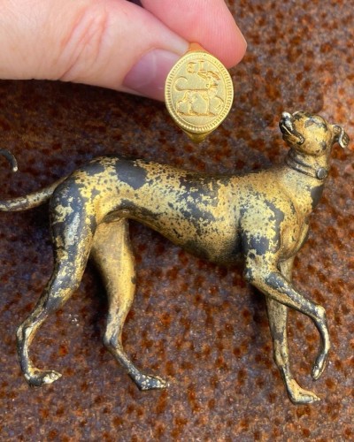 XVIe siècle et avant - Chevalière en or gravée d'un chien fidèle