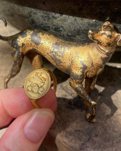 Gold signet ring engraved with a faithful hound - 