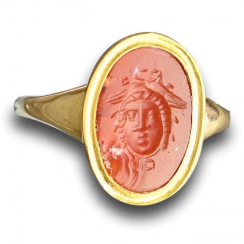 Gold ring with an intaglio of the Gorgon Medusa - Antique Jewellery Style 