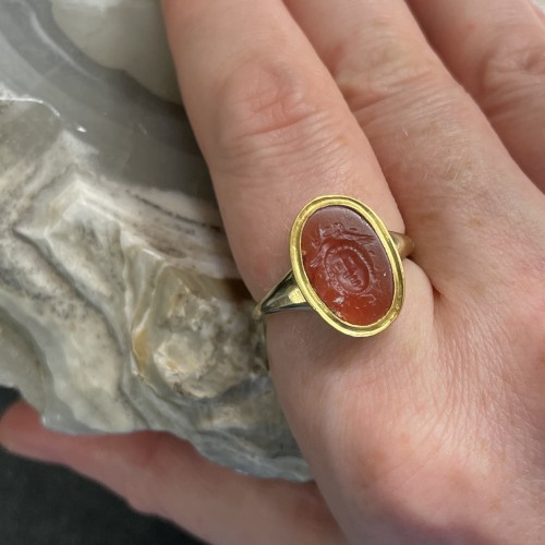  - Bague en or avec une intaille de la Gorgone Méduse