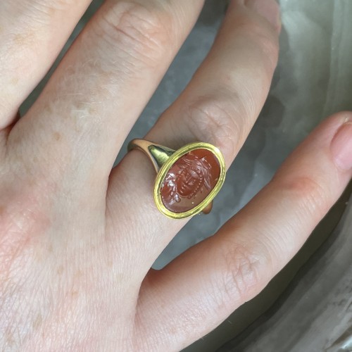 Antiquités - Bague en or avec une intaille de la Gorgone Méduse