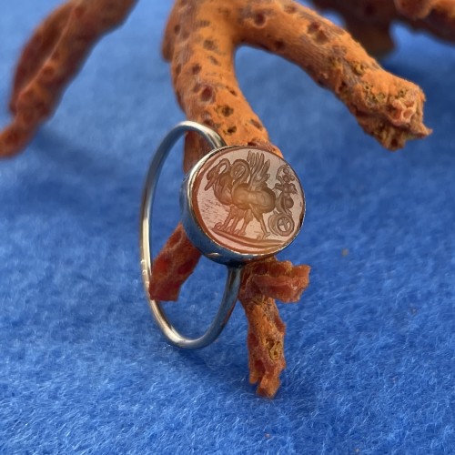 XVIIIe siècle - Bague en or géorgienne avec une intaille de Cupidon dans un char