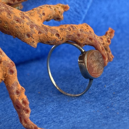 Antiquités - Bague en or géorgienne avec une intaille de Cupidon dans un char