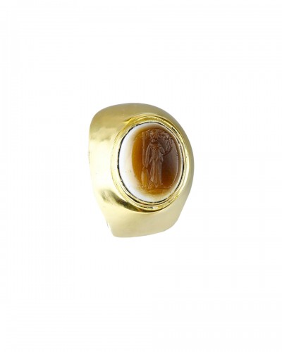 Gold ring with an ancient Roman intaglio carved into an  apotropaic ‘eye’. 