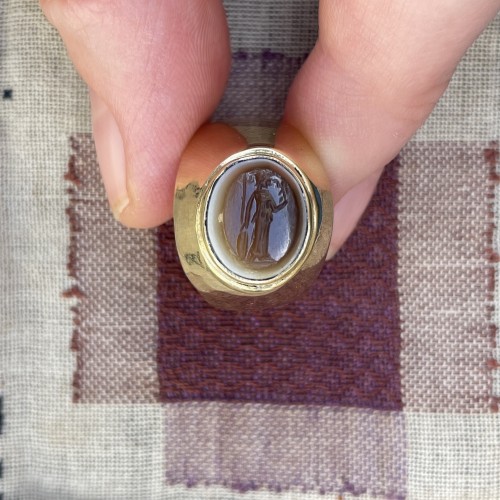 Gold ring with an ancient Roman intaglio carved into an  apotropaic ‘eye’.  - 