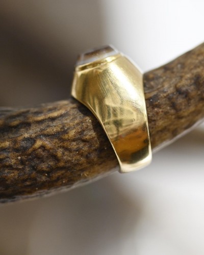 Antiquités - Gold ring with an ancient Roman intaglio carved into an  apotropaic ‘eye’. 
