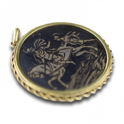 Silver gilt and niello pendant with a Roman soldier - 