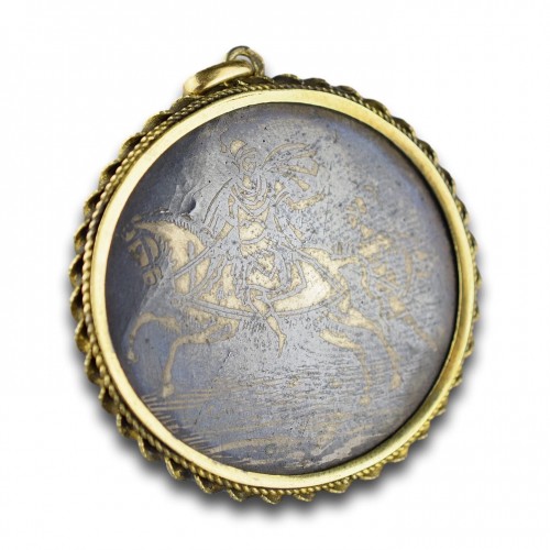 Antiquités - Silver gilt and niello pendant with a Roman soldier