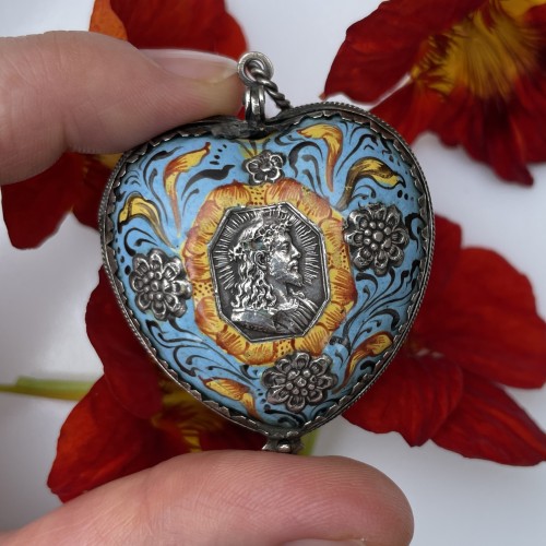 Silver and enamelled pendant in the form of a heart - 