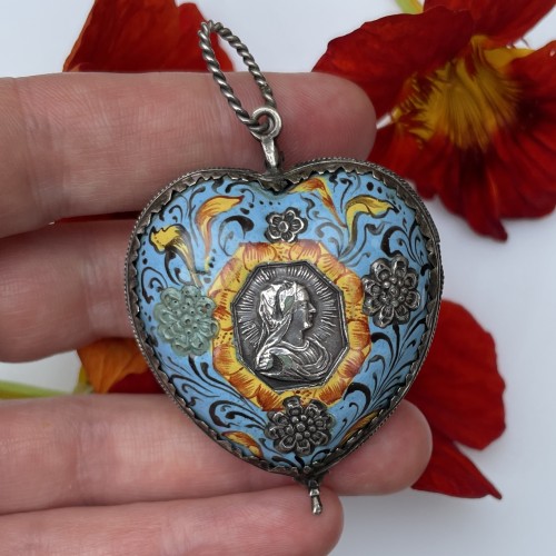Antiquités - Silver and enamelled pendant in the form of a heart