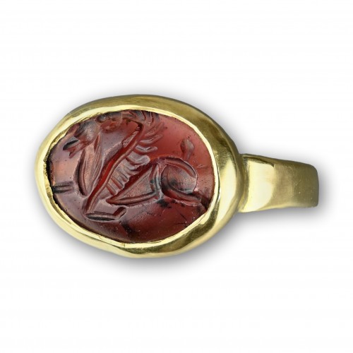 Gold ring with a garnet intaglio of Pegasus - Antique Jewellery Style 
