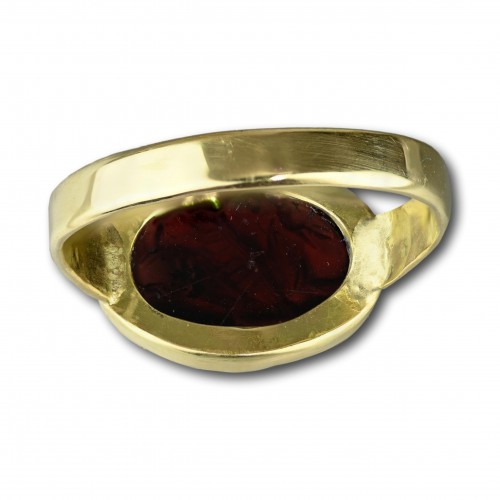 Antique Jewellery  - Gold ring with a garnet intaglio of Pegasus