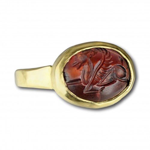 Gold ring with a garnet intaglio of Pegasus - 