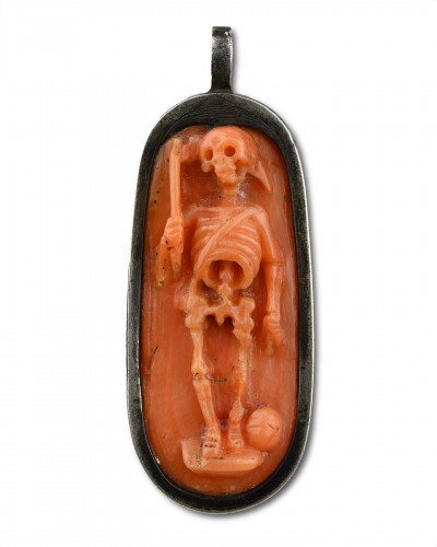 Silver pendant with a coral memento mori cameo - 